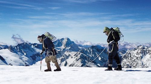 Beyond-the-edge-3d-movie-review-chad-moffitt-sonam-sherpa
